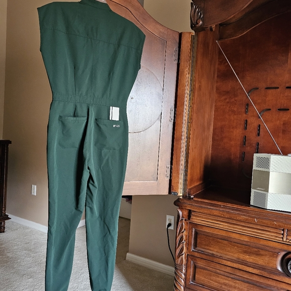 FIGS BRITISH RACING GREEN SCRUB JUMPSUIT. - Picture 2 of 4